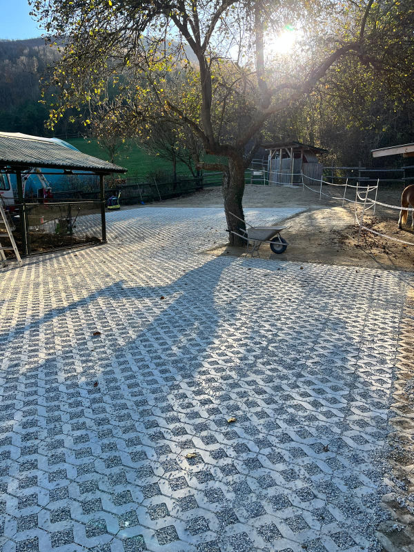 Pferdeauslauf mit Rasengittersteinen